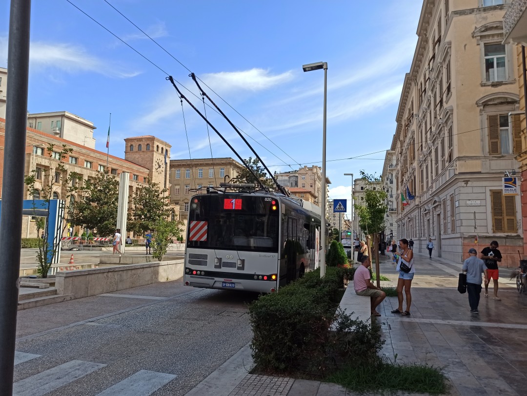 Obus Nr. 820 vom polnischen Typ Solaris Trollino 12 auf der Piazza Guiseppe Verdi